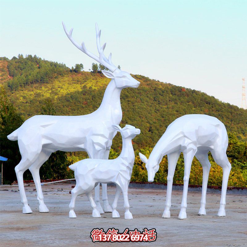 玻璃鋼梅花鹿雕塑，讓一家三口在公園戶外玩耍