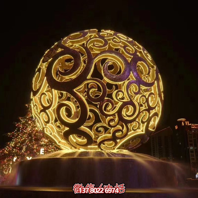 不銹鋼鏤空球雕塑，照亮夜晚的美麗噴泉