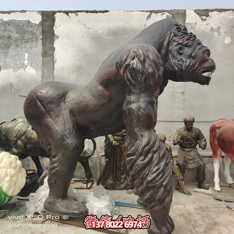 仿真玻璃鋼大猩猩雕塑，給游樂園帶來新的樂趣