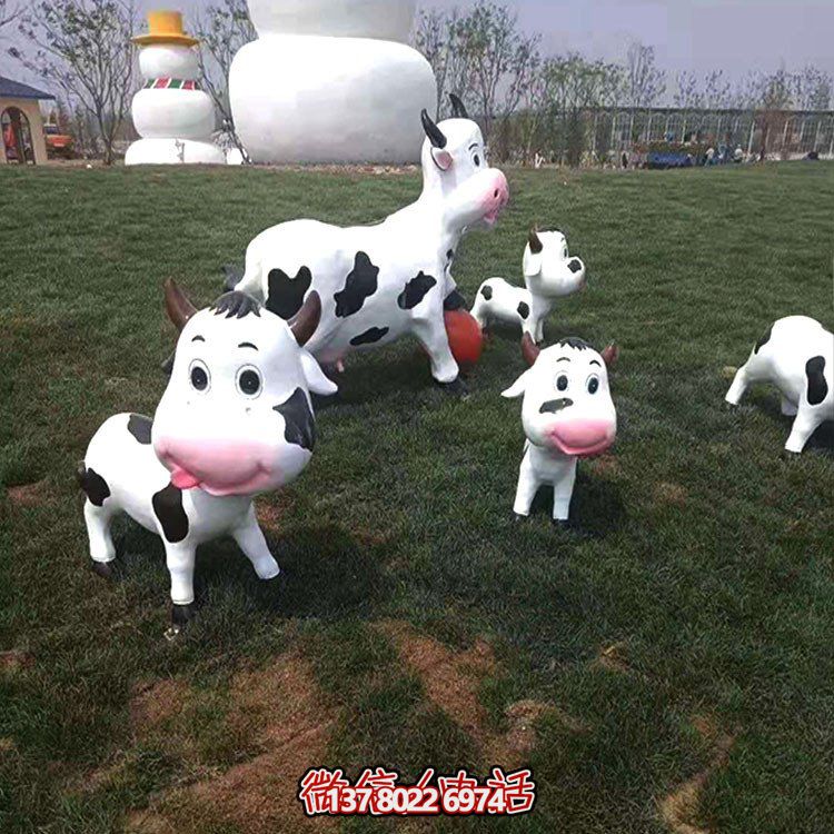 可愛小奶牛玻璃鋼雕塑，為戶外園林景觀增添獨特魅力