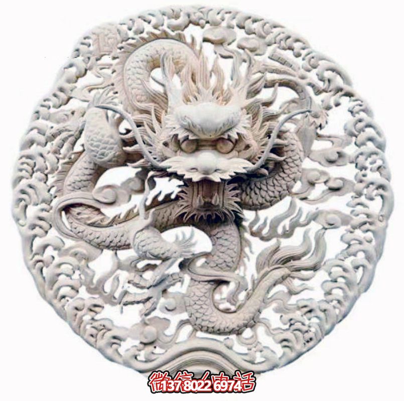 精美龍紋浮雕裝飾大門，點綴祠堂大門口