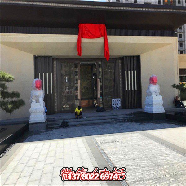 精美大型漢白玉石獅子雕刻門墩，為別墅門口增添雅致氣息