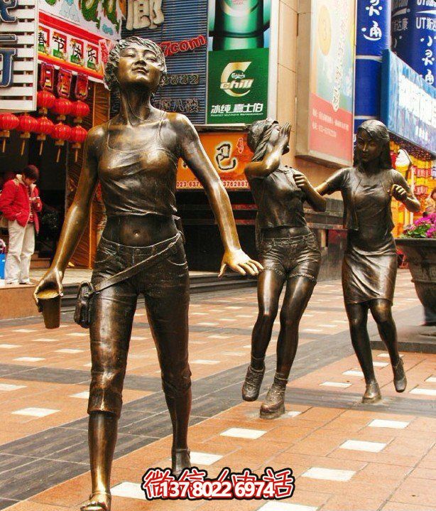 歷史悠久的步行街上的經(jīng)典銅雕女人雕塑