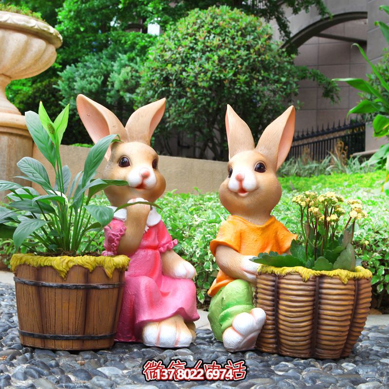 彩繪玻璃鋼兔子雕塑，點(diǎn)綴戶外公園裝飾