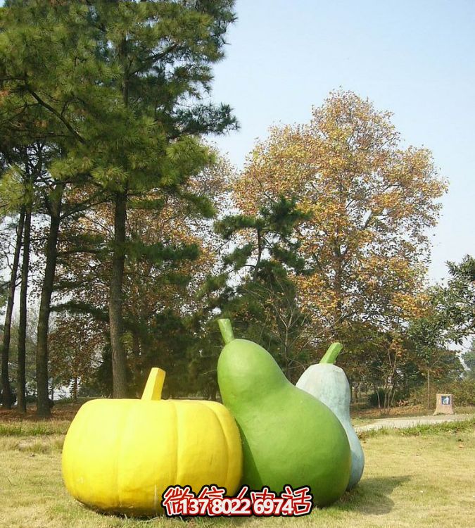玻璃鋼雕塑，彩繪南瓜點綴戶外草坪