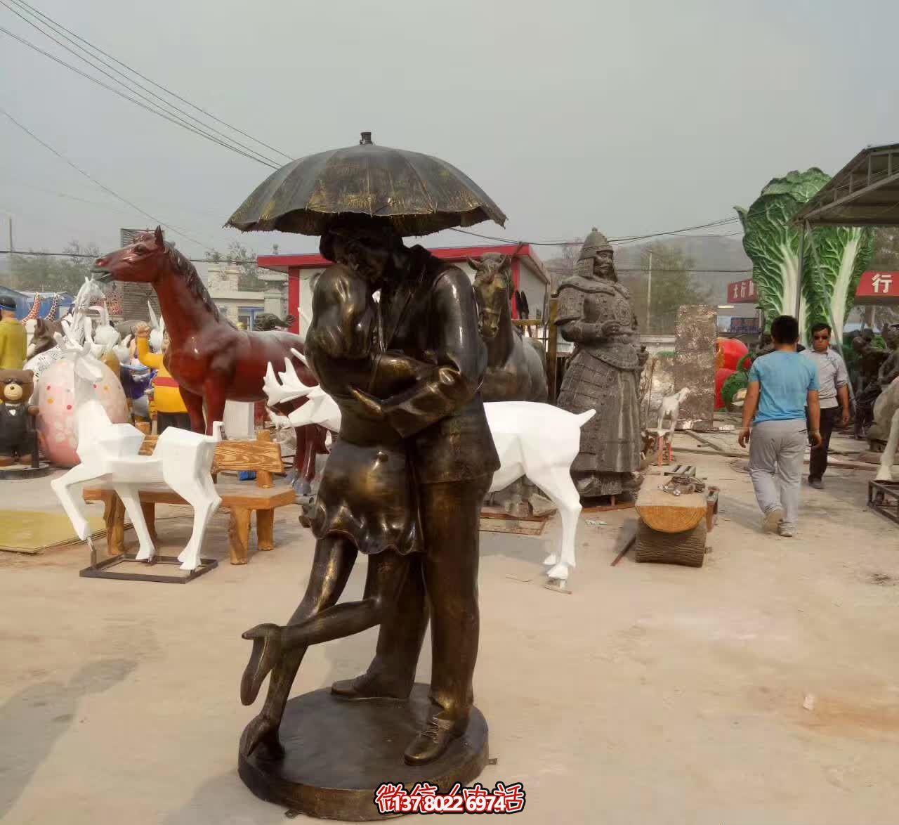 銅雕傘情侶接吻雕塑，在景區擁抱浪漫