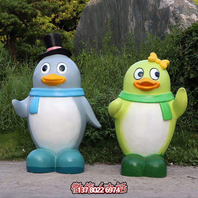 玻璃鋼彩繪企鵝景觀公仔，為幼兒園戶外擺件