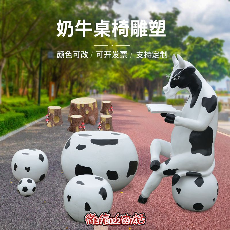 玻璃鋼雕塑牛只著看書桌椅，林中戶外休閑體驗
