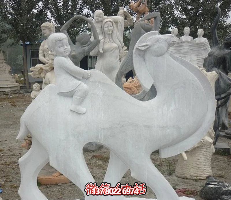 漢白玉駱駝雕塑，點綴公園里的抽象風情