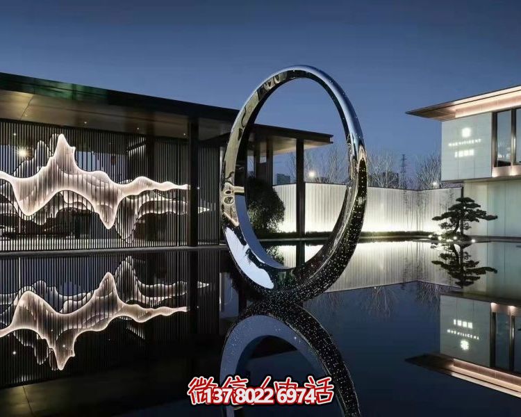 不銹鋼圓環雕塑，點綴園林別墅水池