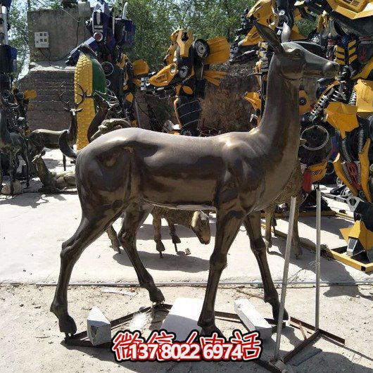 精美雕塑鹿，點綴園林景觀，增添藝術氣息