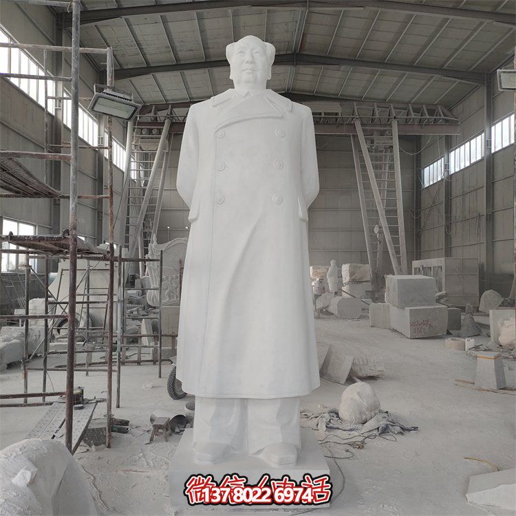 毛澤東雕像，點亮校園廣場