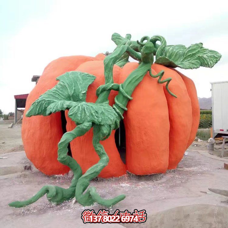 大型仿真南瓜雕塑，增添城市街道景觀
