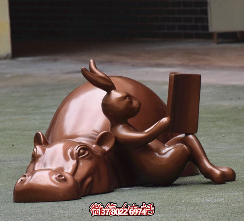 玻璃創(chuàng)意海馬雕塑，擺放于場內(nèi)，點綴你的生活