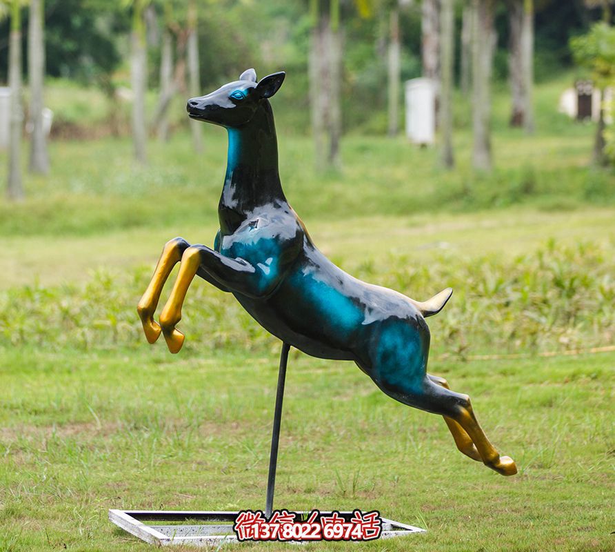 戶外大型景觀一只跳躍的玻璃鋼彩繪梅花鹿雕塑 戶外大型景觀一只跳躍的玻璃鋼彩繪梅花鹿雕塑