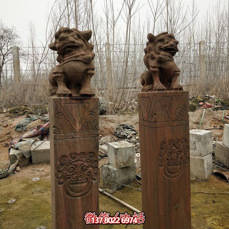 仿銅獅子園林門(mén)前擺放拴馬柱雕塑