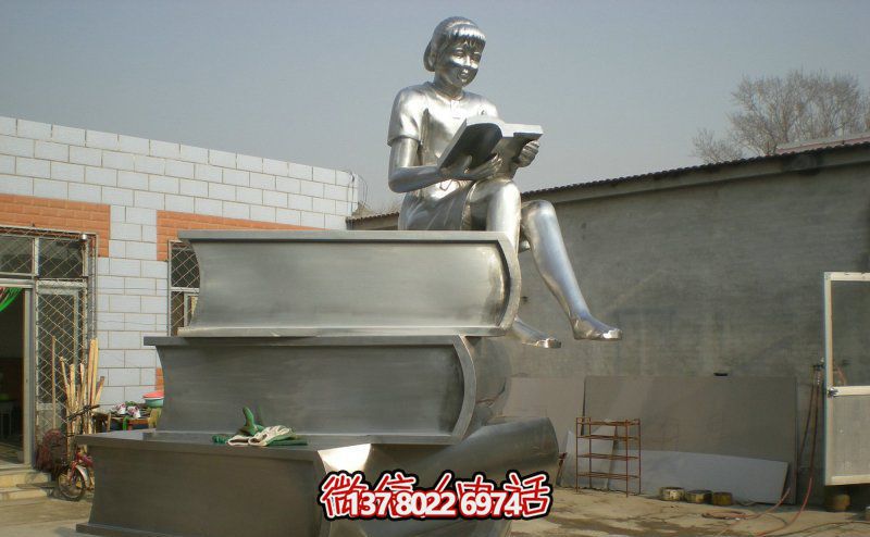 景區(qū)玻璃鋼女孩坐著書本上的讀書雕塑 景區(qū)玻璃鋼女孩坐著書本上的讀書雕塑