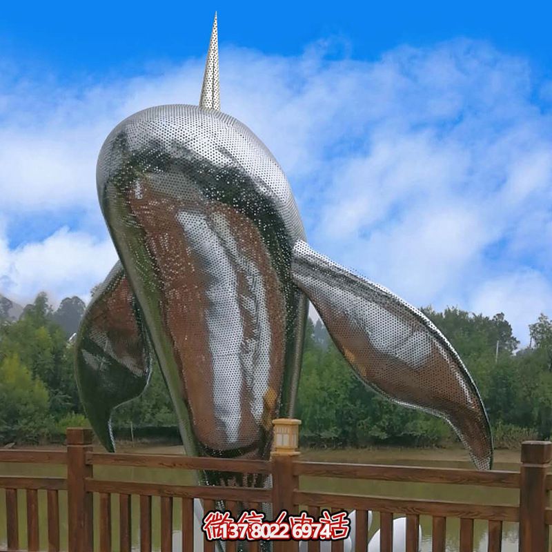 鯨魚雕塑公園擺放的出水的不銹鋼鏤空創(chuàng)意鯨魚雕塑