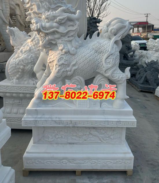 漢白玉麒麟景觀雕塑：祥瑞之姿，石雕藝術(shù)的璀璨綻放