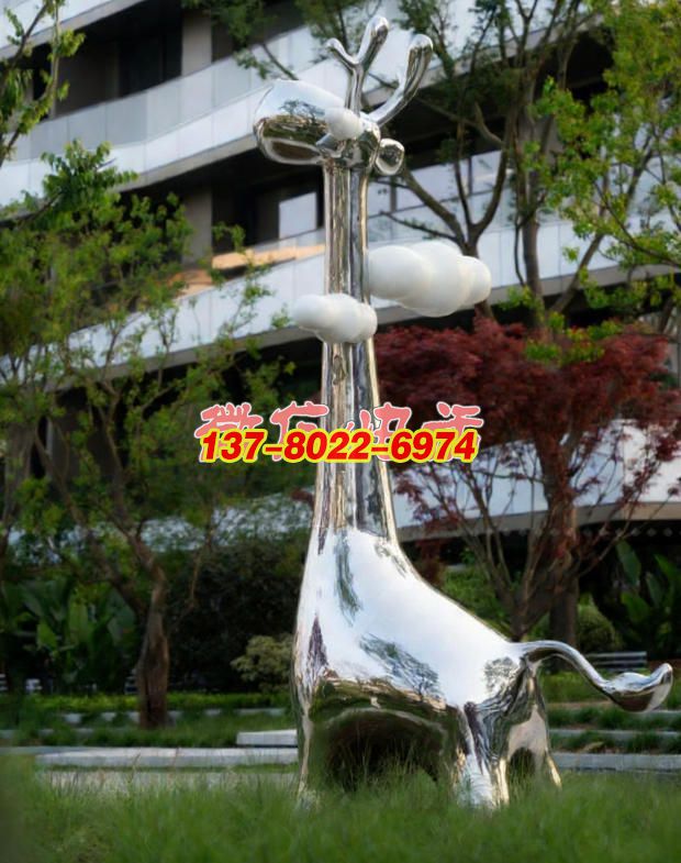 《云棲靈鹿》：鏡面銀鹿載云而立，融現代建筑與自然意趣的創意景觀