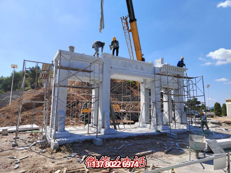 “浩氣長(zhǎng)存”大理石牌樓